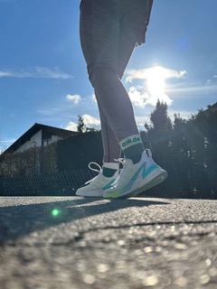 Die AOK Laufsocken sollen Ihnen das Training erleichtern und die Freude am Laufen wecken.